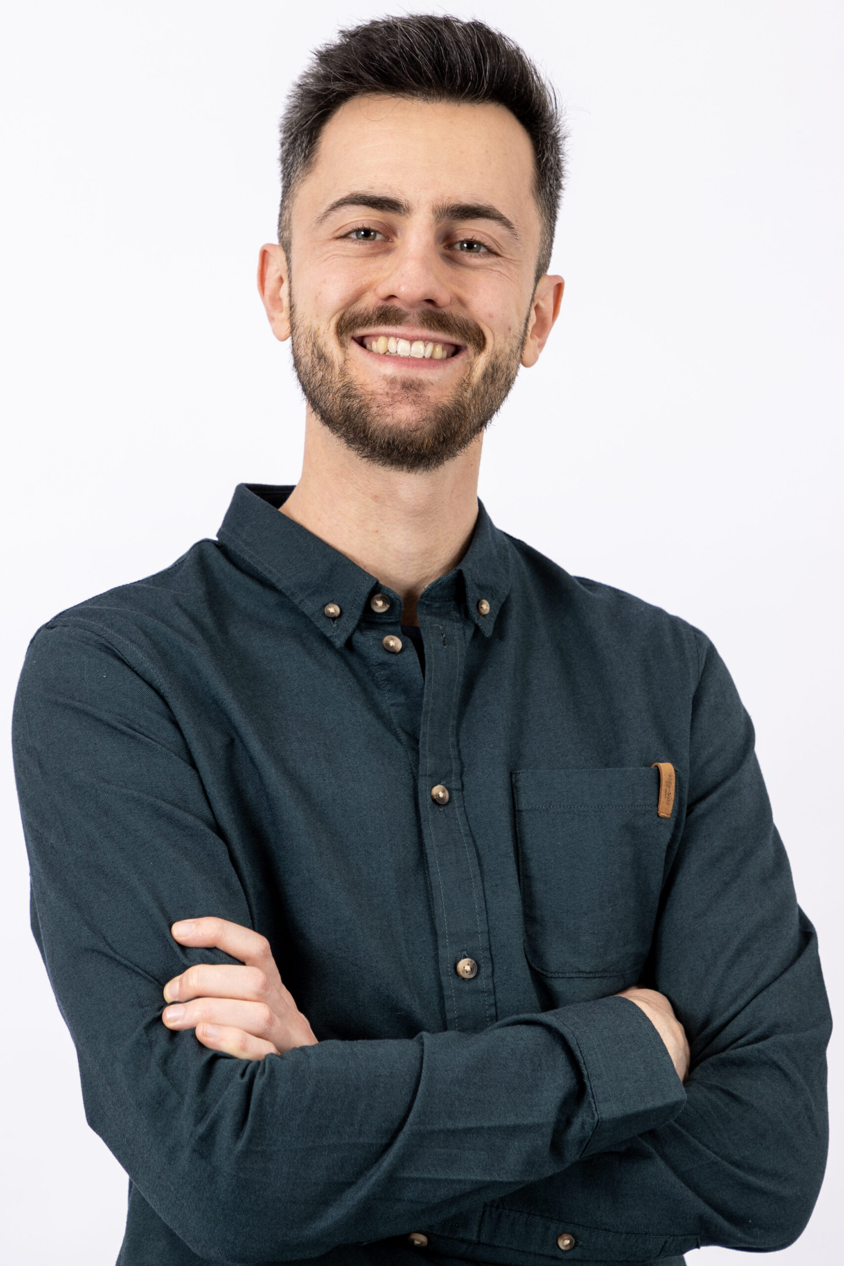 © Stefanie Faveere Portret van Sen, lachend met gekruiste armen